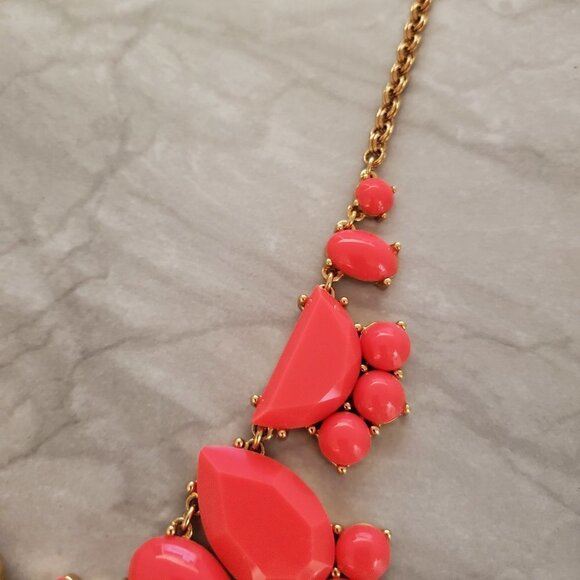 ✨ Kate Spade Day Tripper Coral Resin Rhinestones Statement Necklace ✨ - Picture 4 of 15